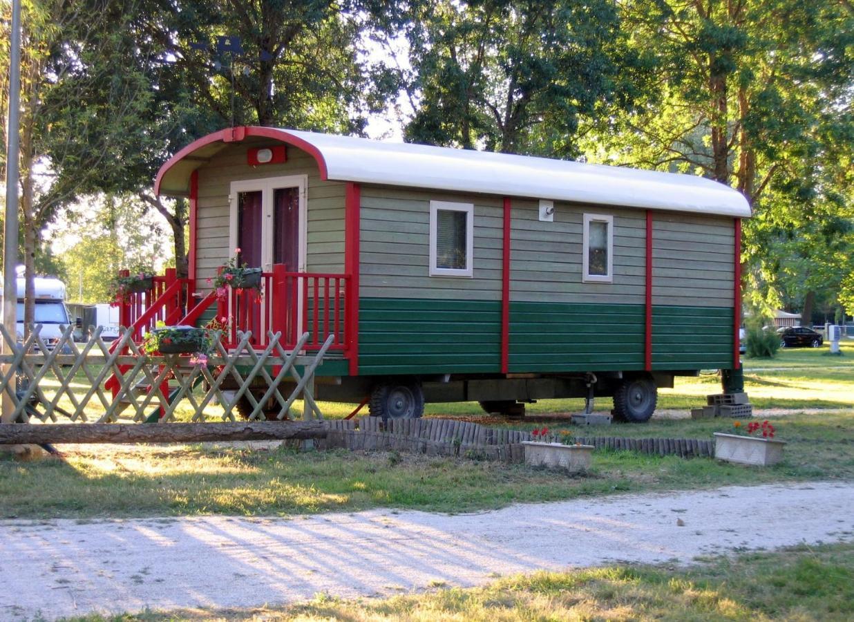 Camping Belle Riviere Chaniers Exterior foto